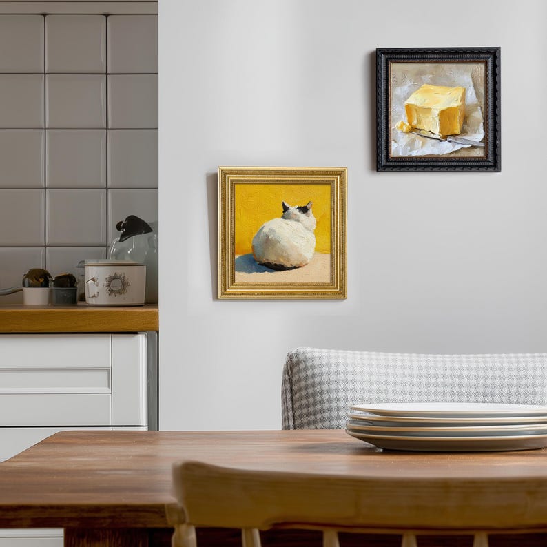 Hand-Painted Round Cat Oil Painting: Living Room Wall Art Decor, Kitty Portrait Gift